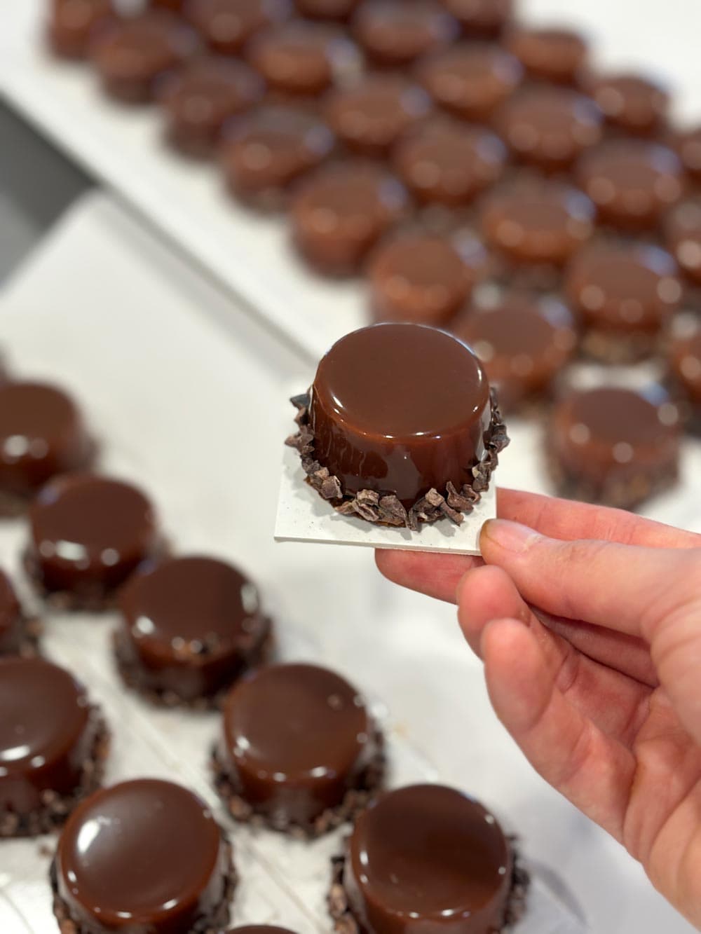 Imatge d'uns pastissets petits de xocolata i galeta