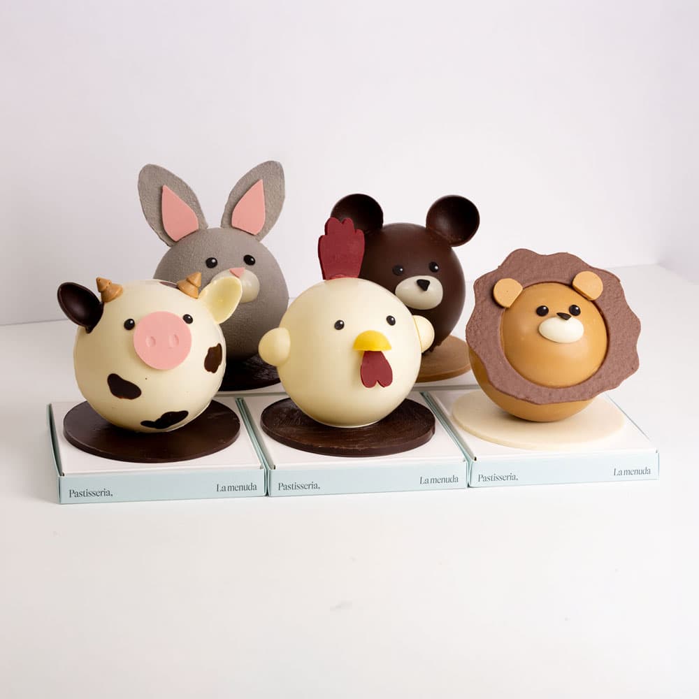 Mones en una base de cartró