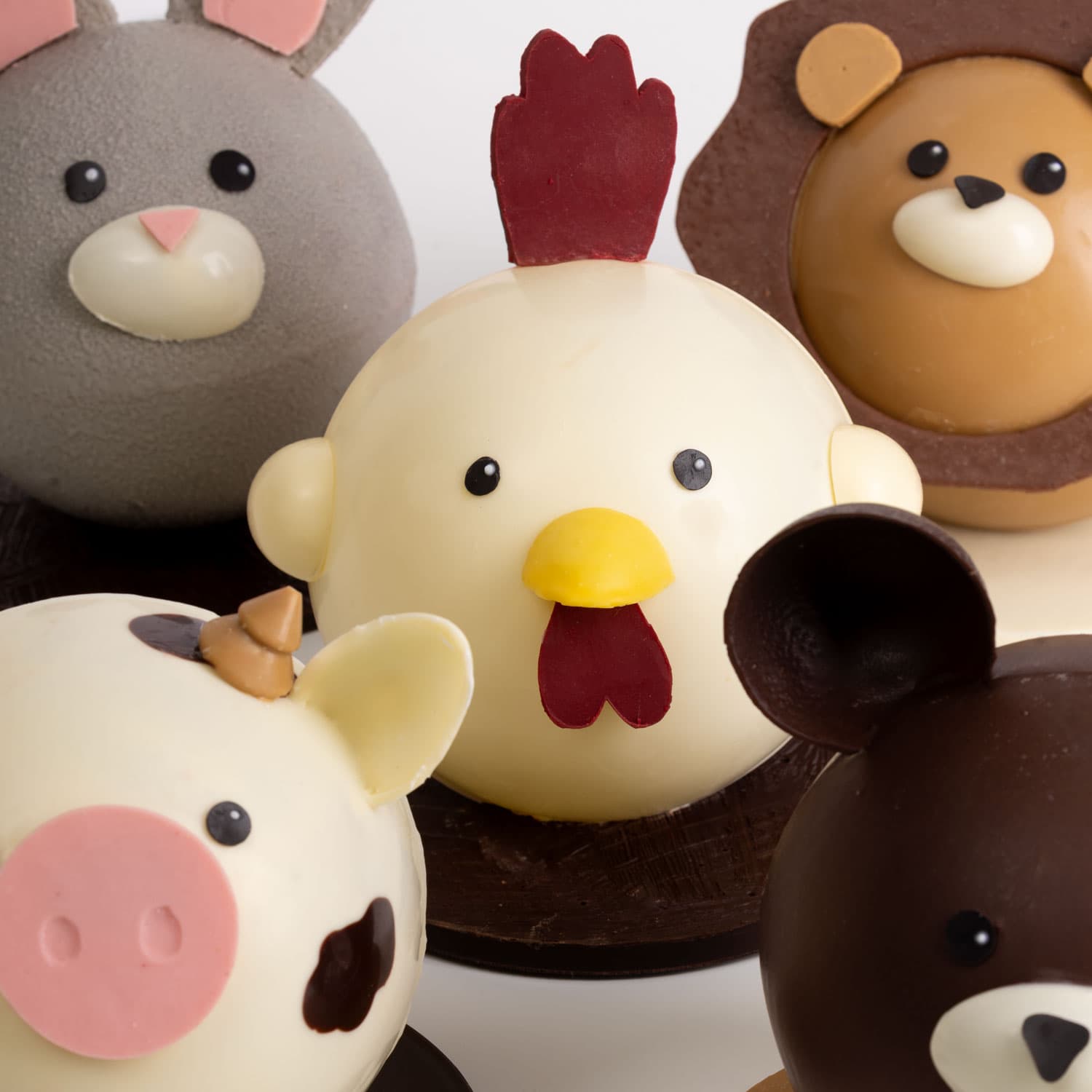 Mona de xocolata amb ous de Pasqua de xocolata i figures de xocolata