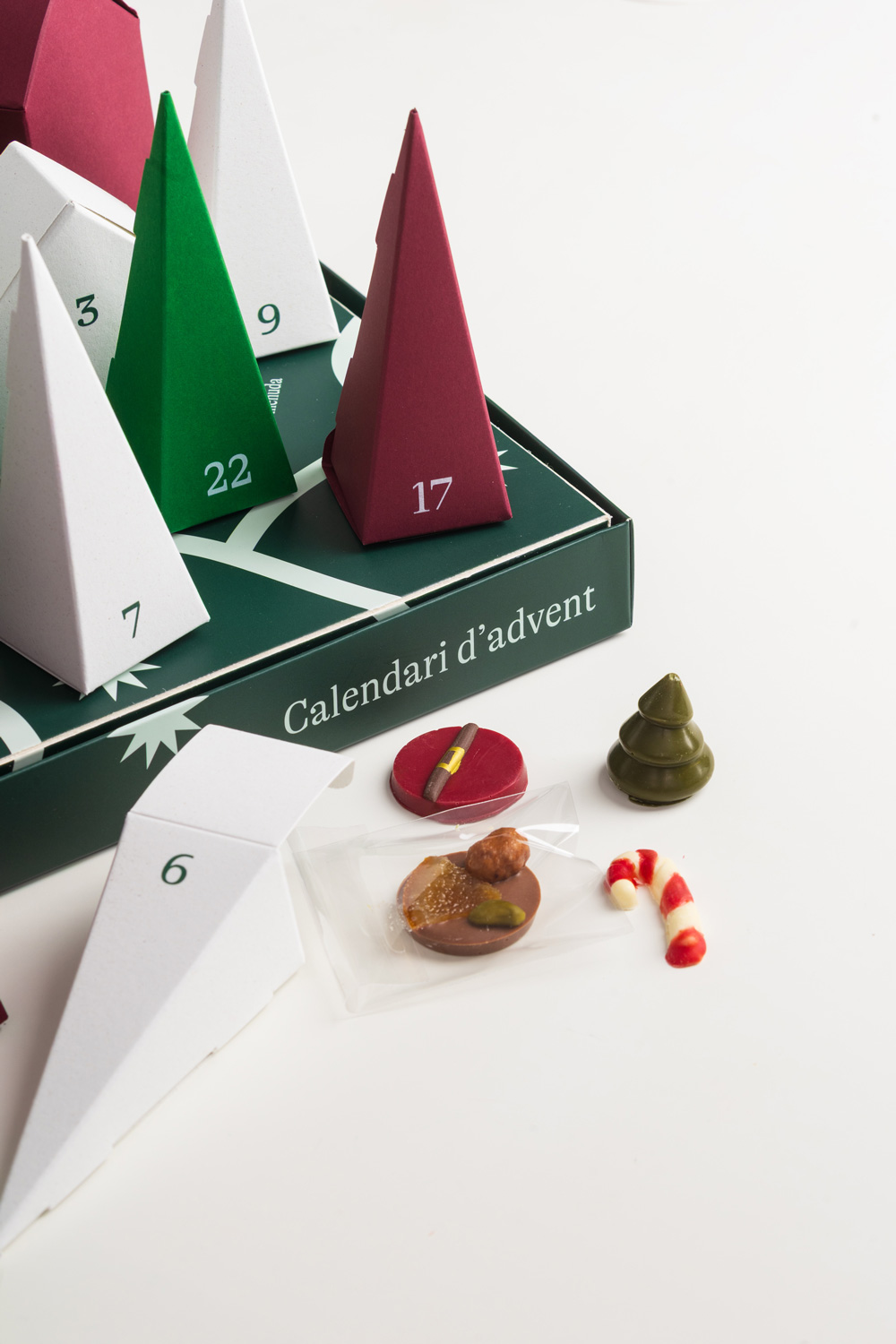 Detall de les cases i els arbres del calendari d’advent